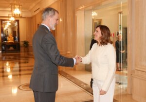 María José Catalá saluda al rey Felipe VI en el Palacio de la Zarzuela